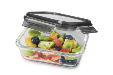 Beyaza izole edilmiş cam kabın içindeki lezzetli meyve salatası. Sağlıklı çerez