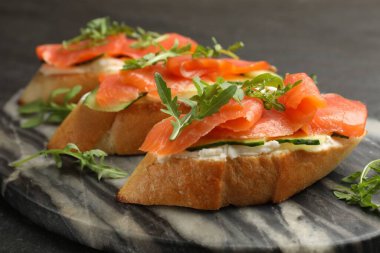 Somon, krem peynir, salatalık ve roka ile nefis bruschetalar.