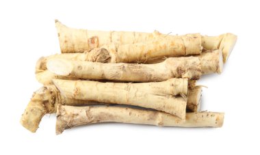 Beyazlara izole edilmiş taze yaban turpu kökleri yığını.