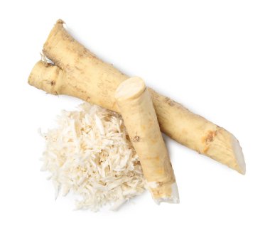 Tüm rendelenmiş yaban turpu kökleri beyaz, üst görünümde izole