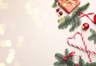 Firavun ağacı dalları, baston şekerler ve arka planda Noel süsü, bokeh etkisi olan düz bir yer. Metin için boşluk