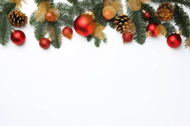 Beyaz arka planda firavun ağacı dalları ve Noel dekoru, bokeh efektli düz yatıyordu. Metin için boşluk