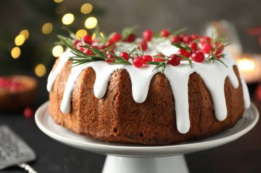 Bulanık ışıklara karşı kremalı, kızılcıklı ve biberiyeli lezzetli bir Noel pastası.