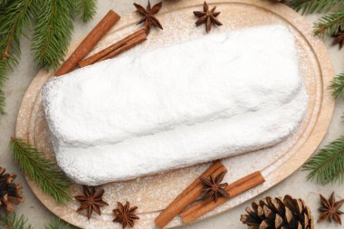 Geleneksel Noel Stollen. Gri masada şekerli, baharatlı ve şenlikli bir dekor.