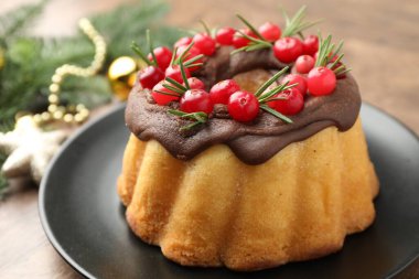 Yaban mersinli kek ve ahşap masada Noel süsü, yakın plan.