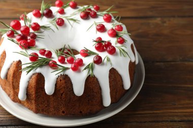 Ahşap masada yaban mersinli lezzetli Noel pastası, yakın plan.