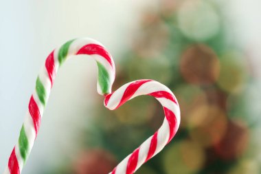 Noel hediyesi. Çubuk şekerler arka planda bulanıklık, yakın plan ve metin için boşluk. Bokeh etkisi