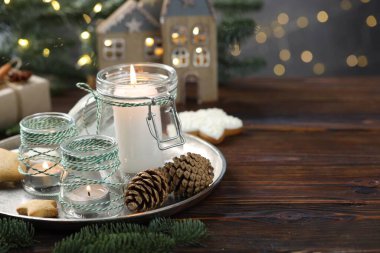 Noel fenerleri, kurabiyeler ve ahşap masada arka planda bulanık ışıklar ve yazı için yer olan şenlikli bir dekor. Bokeh etkisi