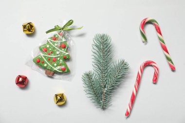 Noel kutlaması. Çubuk şeker, zencefilli kurabiye ve beyaz arka planda dekor.