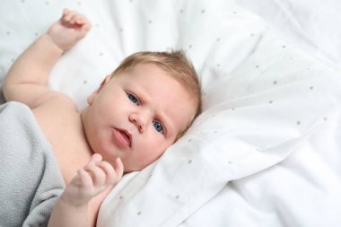 Evde yeni doğmuş tatlı bir bebek.