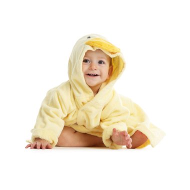 Beyaz arka planda bornozlu şirin bir bebek.