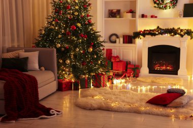 Noel ağacı, şömine ve şenlikli dekorlu şık bir oda. İç tasarım