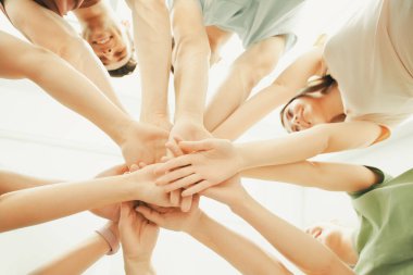 Eller birlikte açık renkli, closeup koyarak insanların. Birlik kavramı