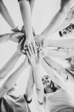 El ele tutuşan insanlar, yakın çekim. Siyah ve beyaz tonlama. Birlik kavramı