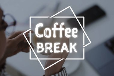 Kahve molası. Kapalı mekanda bir fincan sıcak içeceği olan kadın, yakın plan.