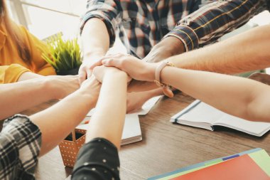 Masada el ele tutuşan insanlar, yakın çekim. Birlik kavramı