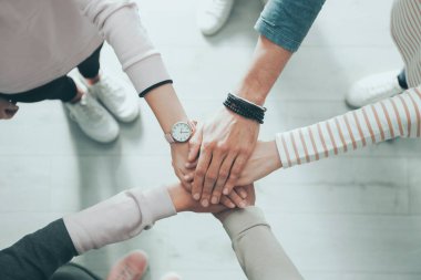 İçeride el ele tutuşan insanlar, manzaranın zirvesi. Birlik kavramı