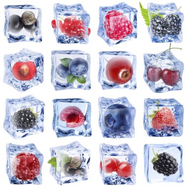 Böğürtlenli berrak buz küpleri.