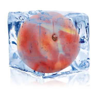 Buz küpündeki taze şeftali beyaza izole edilmiş.