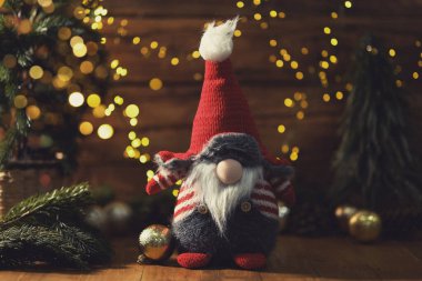 Mutlu Noeller ve mutlu bayramlar, şirin cüceler ve ışık saçan tebrik kartları.