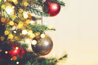 Noel ağacı ve tebrik kartında iplik ışıkları var. Mutlu Noeller ve mutlu tatiller