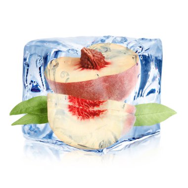 Buz küpündeki şeftali parçaları beyaza izole edilmiş.