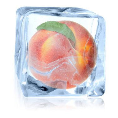 Buz küpündeki taze şeftali beyaza izole edilmiş.