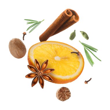 Sıcak şarap malzemeleri: portakal dilimi ve beyaz arka plana düşen baharatlar. Geleneksel Noel içkisi