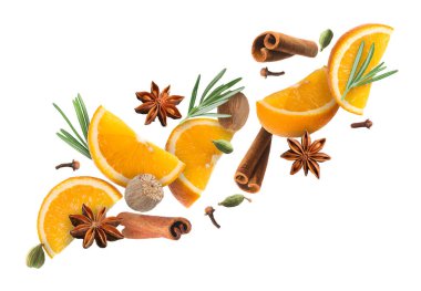 Beyaz arka plana düşen sıcak şarap için portakal dilimleri ve baharatlar. Geleneksel Noel içkisi