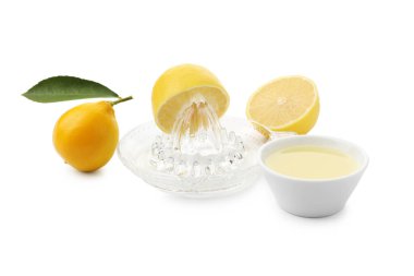 Taze limon suyu, meyve suyu ve meyve sıkacağı beyaza izole edilmiş.