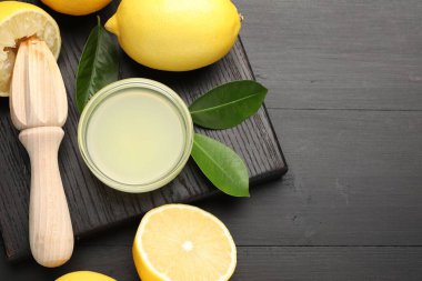 Taze limon suyu, meyveler ve siyah ahşap masa üzerine sıkma, düz yatak. Metin için boşluk