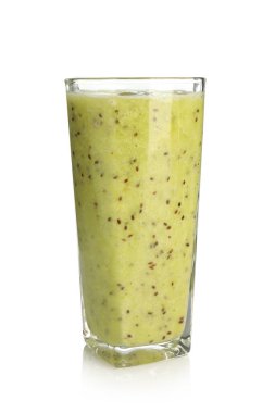 Beyaza izole edilmiş cam içecekler.