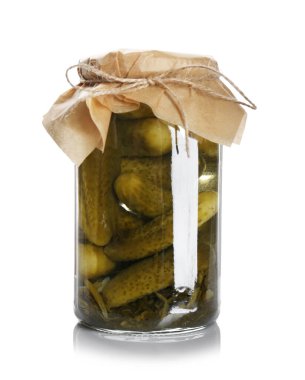 kavanozun üzerine beyaz izole salatalık turşusu