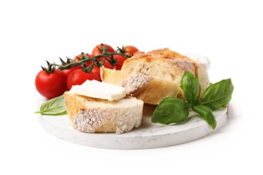 Beyaz üzerine yağlı, fesleğenli ve domatesli baget dilimleri.