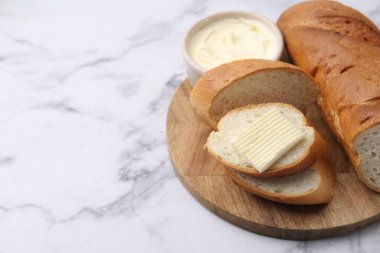 Beyaz mermer masada tereyağlı baget ekmeği, yakın plan. Metin için boşluk