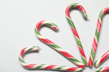 Noel kutlaması. Beyaz arka planda baston şekerler, düz yatış