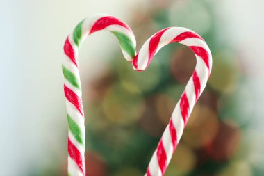 Noel hediyesi. Çubuk şekerler arka planda bulanık, yakın plan. Bokeh etkisi