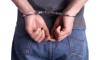 Beyaz arka planda kelepçeli adam, yakın plan.