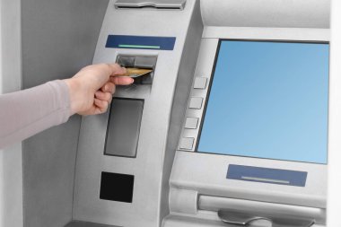 Modern para makinesi kullanan banka kartı olan bir kadın, yakın plan. ATM