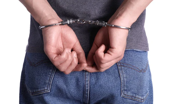 Beyaz arka planda kelepçeli adam, yakın plan.