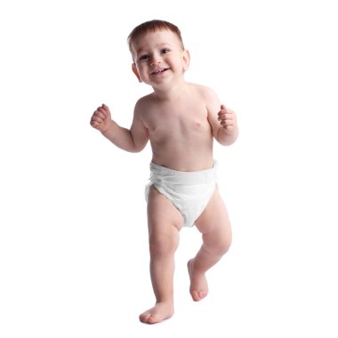 İlk adımlar. Beyaz arka planda yürüyen şirin bir bebek.