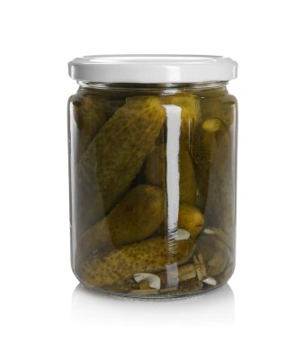 kavanozun üzerine beyaz izole salatalık turşusu