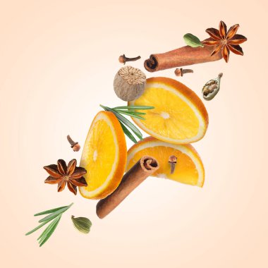 Bej arka plana dökülen sıcak şarap malzemeleri. Geleneksel Noel içkisi