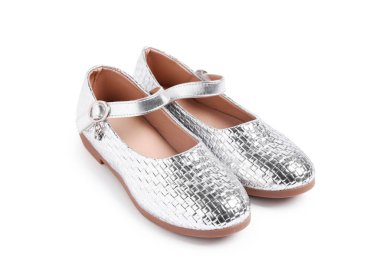 Bir çift şık çocuk ayakkabısı beyaza izole edilmiş.