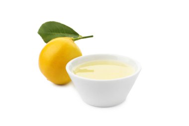 Kasede taze limon suyu ve beyaz üzerine izole edilmiş meyve.