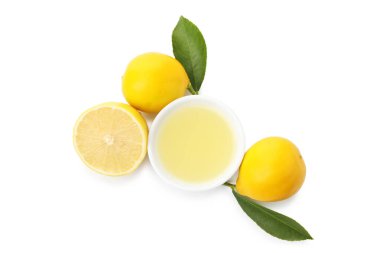 Taze limon suyu, meyveler ve yapraklar beyaz, üst manzara