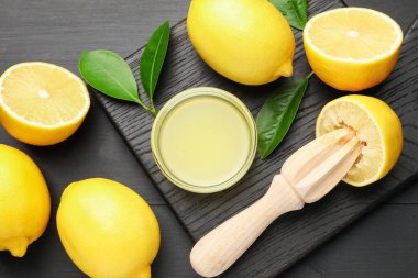 Taze limon suyu, meyveler ve sıkma siyah ahşap masa, düz uzanma