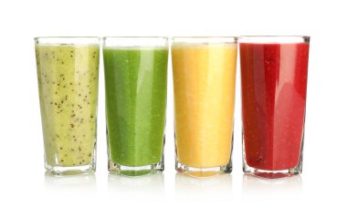 Beyaz bardakta ayrı ayrı farklı aromalı lezzetli içecekler.