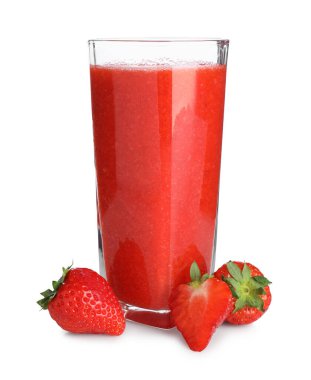 Beyaz bardakta izole edilmiş lezzetli çilekli smoothie.