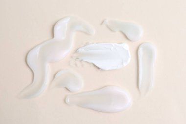 Bej arka planda nemlendirici krem örnekleri, düz konum